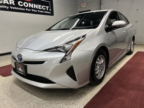 Used 2017 Toyota Prius Four image 4