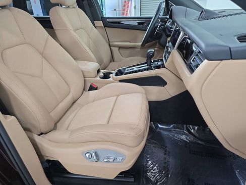 Used 2025 Porsche Macan AWD/4WD image 27