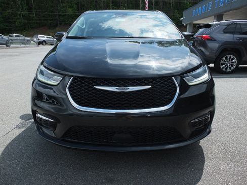 Used 2023 Chrysler Pacifica Touring-L FWD image 8