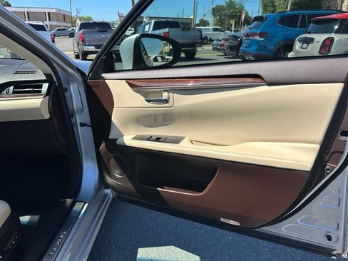 Used 2017 Lexus ES 350 w/ Luxury Package FWD image 19