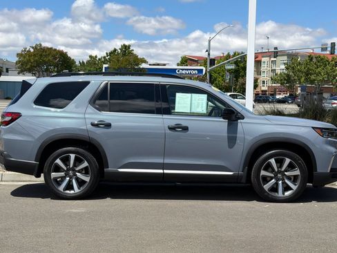 Certified 2025 Honda Pilot Touring image 3