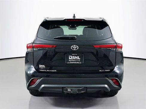 Used 2022 Toyota Highlander XLE AWD/4WD image 12