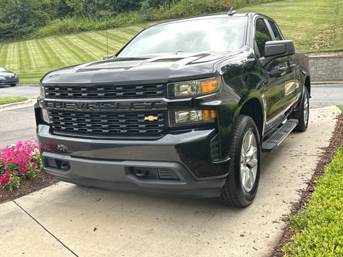 Used 2020 Chevrolet Silverado 1500 Custom w/ Custom Value Package AWD/4WD image 5