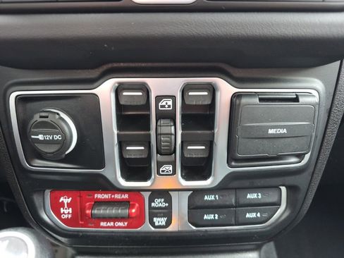 Used 2025 Jeep Wrangler Unlimited Rubicon image 27