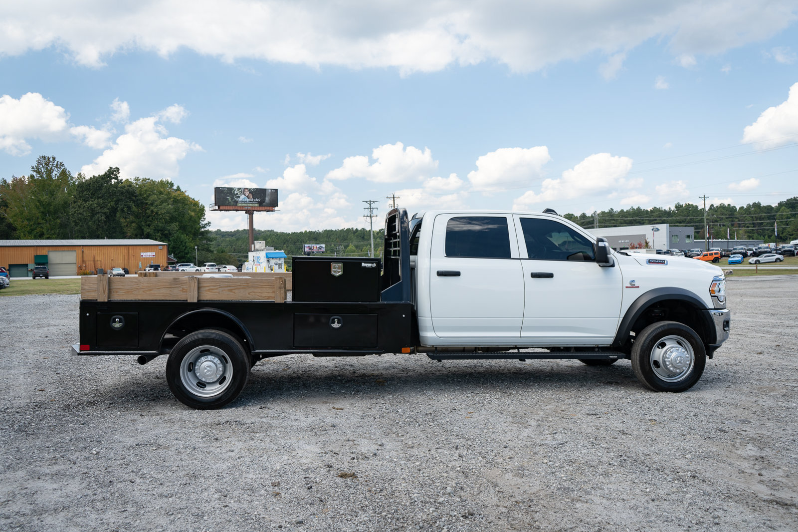 Used 2024 RAM 5500 Tradesman w/ Chrome Appearance Group AWD/4WD image 10