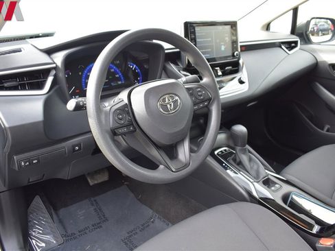 Used 2022 Toyota Corolla LE image 3