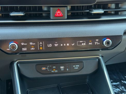 Used 2025 Kia Carnival EX FWD image 34