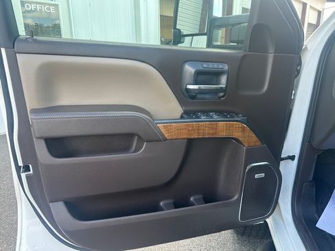 Used 2019 GMC Sierra 2500 SLT w/ Duramax Plus Package AWD/4WD image 17