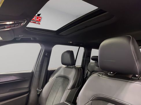 New 2025 Jeep Grand Cherokee Altitude image 4