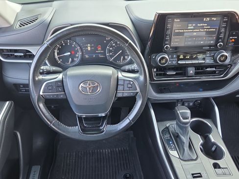 Used 2021 Toyota Highlander XLE FWD image 11