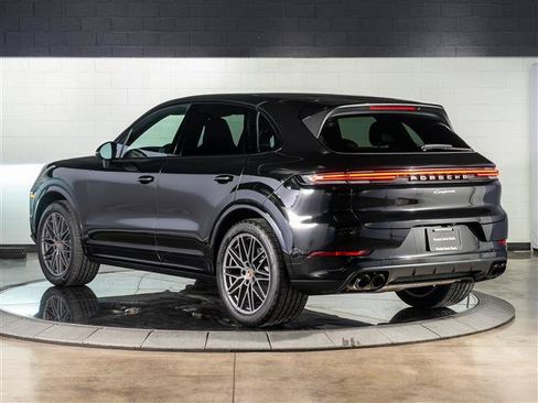Used 2025 Porsche Cayenne AWD/4WD image 3