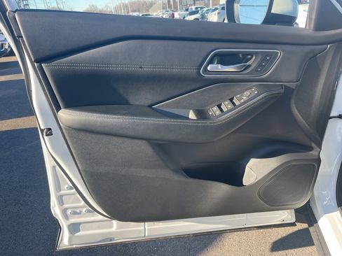 Used 2024 Nissan Rogue Platinum w/ Platinum Premium Package image 9