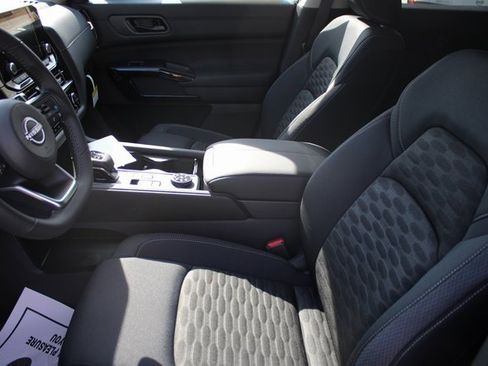 New 2025 Nissan Pathfinder SV image 6