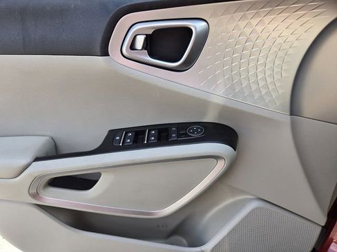 Used 2022 Kia Soul LX FWD image 30