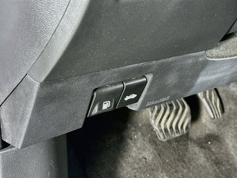 Used 2025 Nissan Versa SR FWD image 17