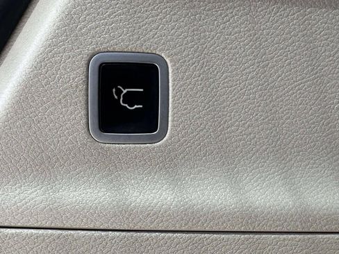 Used 2017 Chrysler Pacifica Touring Plus w/ Tire & Wheel Group FWD image 18