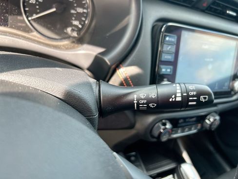 Used 2021 Nissan Kicks SR FWD image 17