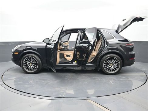 Used 2020 Porsche Cayenne image 30