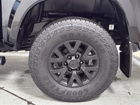 Certified 2017 Toyota Tacoma SR5 image 23