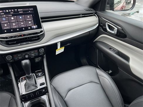 New 2025 Jeep Compass Limited image 31