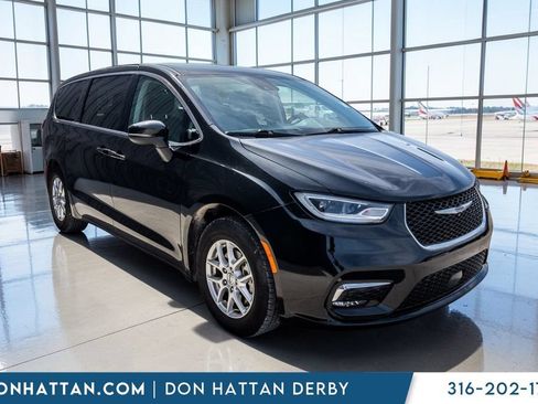 Used 2023 Chrysler Pacifica Touring-L FWD image 36