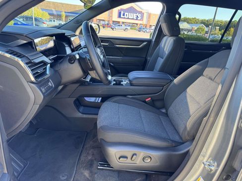 Used 2025 GMC Acadia Elevation image 12