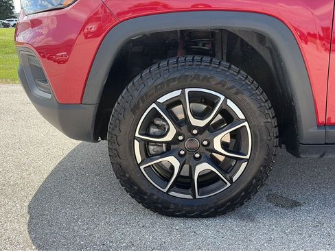 Used 2025 Jeep Compass Trailhawk w/ Trailhawk Elite Group AWD/4WD image 9