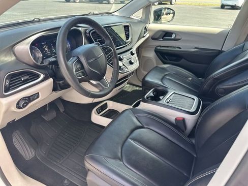 Used 2024 Chrysler Pacifica Touring-L FWD image 9