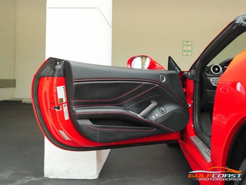 Used 2015 Ferrari California T image 27