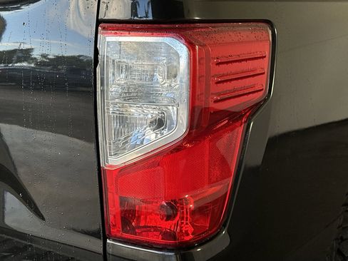 Used 2018 Nissan Titan SV image 29
