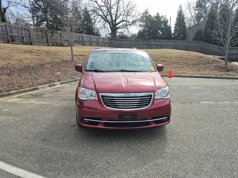 Used 2014 Chrysler Town & Country Touring image 2