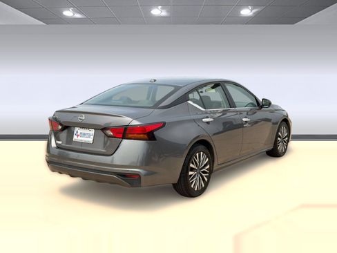 Used 2025 Nissan Altima 2.5 SV FWD image 9