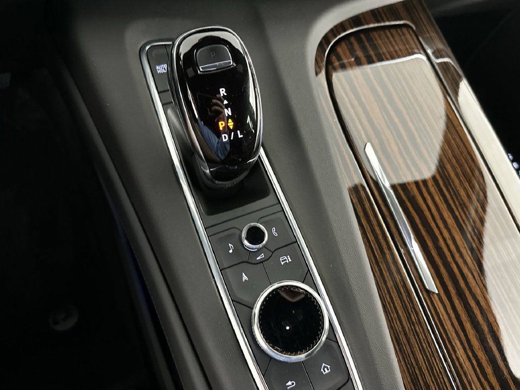 Used 2023 Cadillac Escalade Premium Luxury AWD/4WD image 19