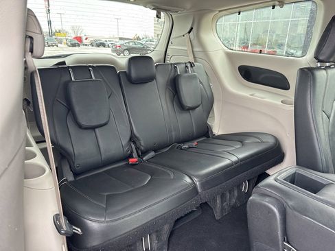 Used 2020 Chrysler Pacifica Touring-L Plus image 31