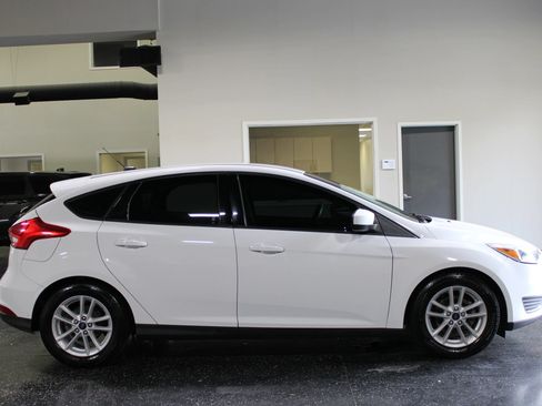 Used 2018 Ford Focus SE FWD image 2