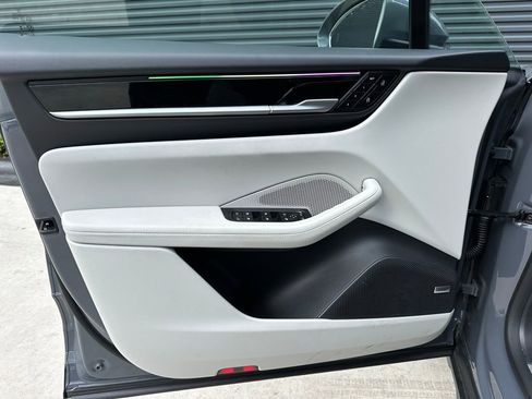 Used 2025 Porsche Macan 4 Electric image 18