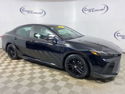 Used 2025 Toyota Camry SE FWD image 1