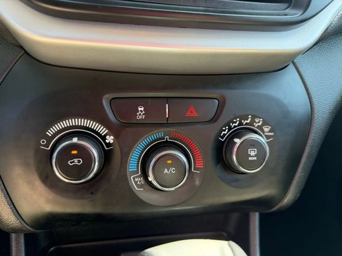 Used 2017 Jeep Cherokee Sport image 19