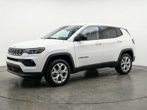 Used 2025 Jeep Compass Latitude AWD/4WD image 3