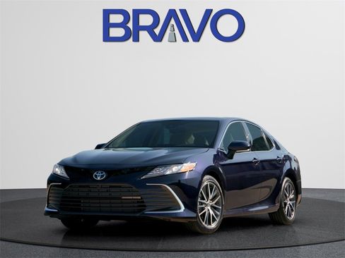 Used 2024 Toyota Camry SE image 2