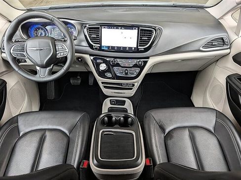 Used 2024 Chrysler Pacifica Touring-L FWD image 3