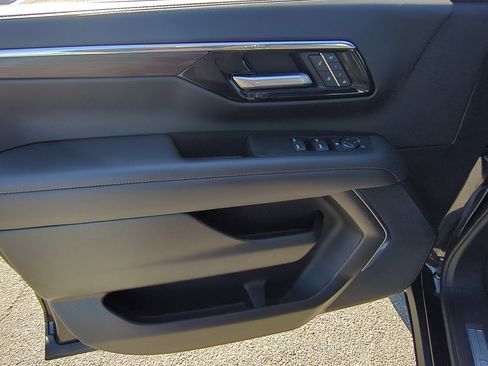 Used 2025 Chevrolet Suburban Z71 AWD/4WD image 22