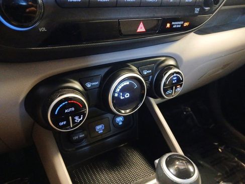 Used 2021 Hyundai Venue SEL FWD image 21