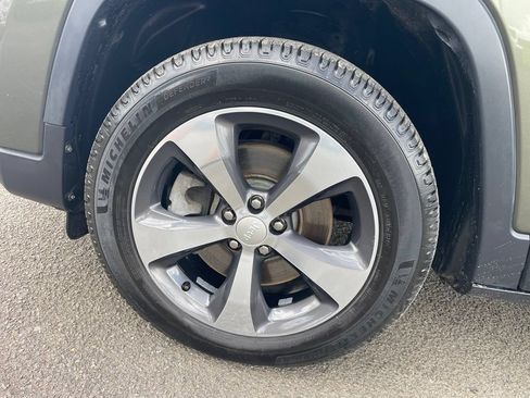 Used 2019 Jeep Cherokee Limited AWD/4WD image 24