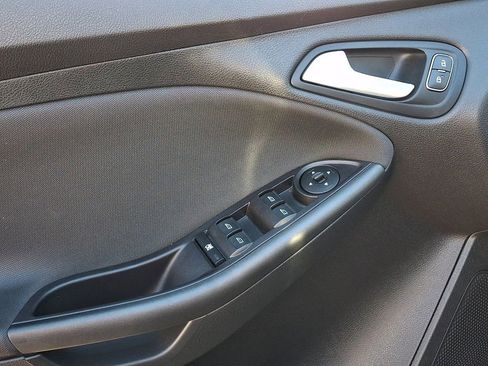 Used 2018 Ford Focus SEL w/ Cold Weather Package image 12