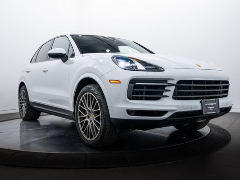 Certified 2023 Porsche Cayenne Platinum Edition image 9