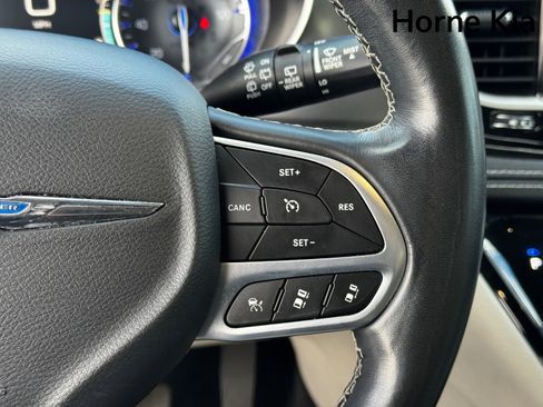 Used 2021 Chrysler Pacifica Touring-L w/ Uconnect Theater Family Group image 19