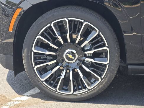 Used 2025 Chevrolet Tahoe High Country AWD/4WD image 13