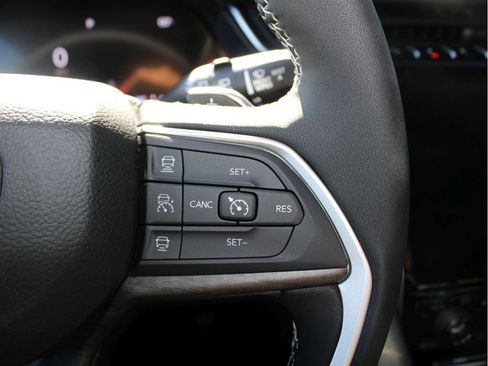 New 2025 Jeep Grand Cherokee Limited w/ Luxury Tech Group II image 15