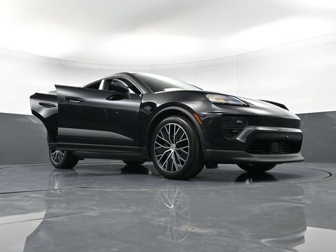 Certified 2025 Porsche Macan 4 Electric AWD/4WD image 38